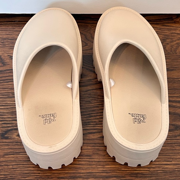 Target Wild Fable Brooke Clogs 6.5 - Picture 3 of 8